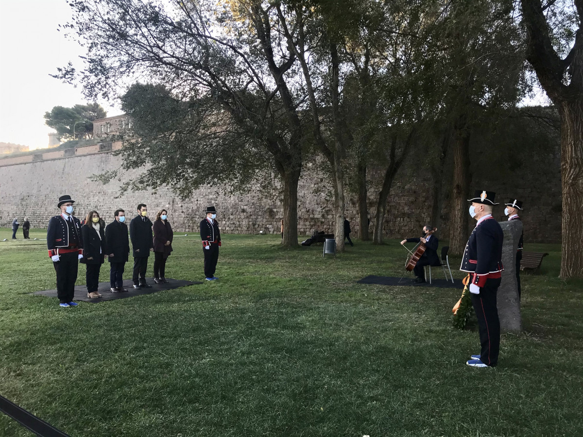 La consellera de Presidència i portaveu de la Generalitat Meritxell Budó, el vicepresident en funcions de president de la Generalitat, Pere Aragonès, el president de Parlament, Roger Torrent, i l'alcaldessa de Barcelona, Ada Colau, fent l'ofrena flora