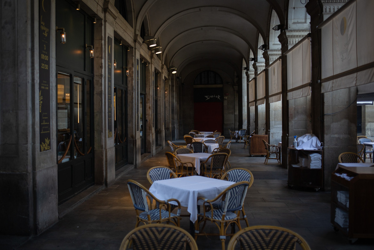 Terrassa d'un bar buida a Barcelona, Catalunya (Espanya) a 14 d'octubre de 2020.