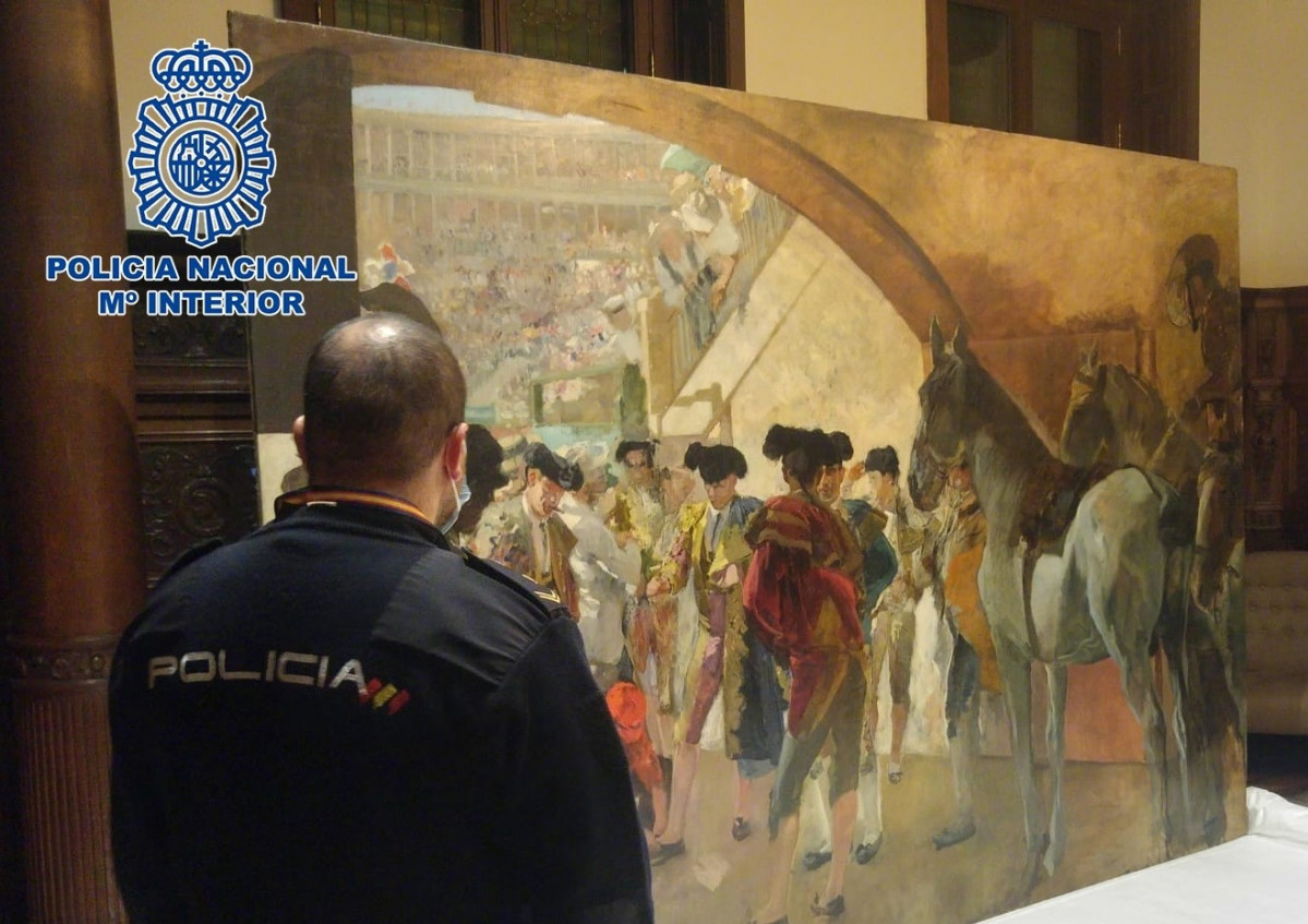 Un policia davant d'el quadre de Joaquim Sorolla recuperat a Brussel·les
