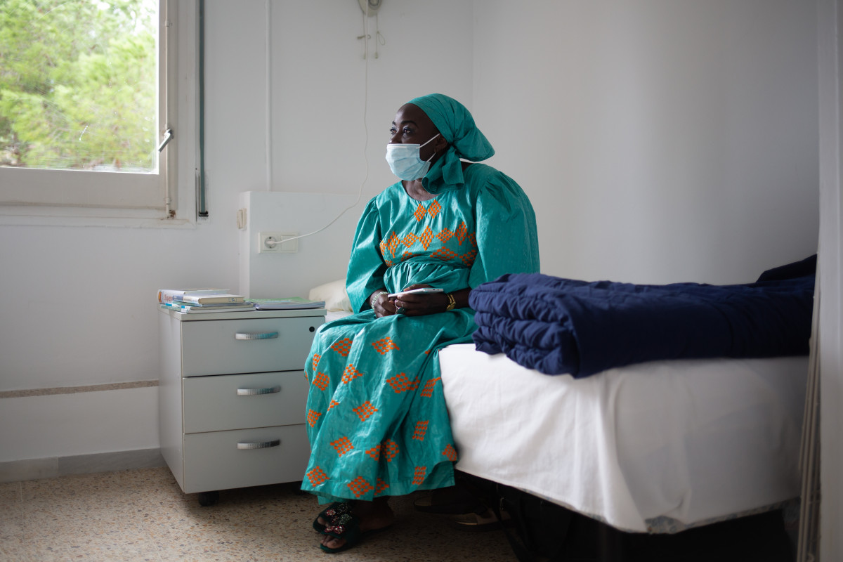 Sina Ndiaye, una dona senegalesa que fa 12 anys residint a Espanya, i usuària de Centre Residencial d'Inclusió La Llavor, mira cap a la finestra a nou equipament per a dones sense llar, a Barcelona, Catalunya (Espanya), a 15 d'octubre de 2020.