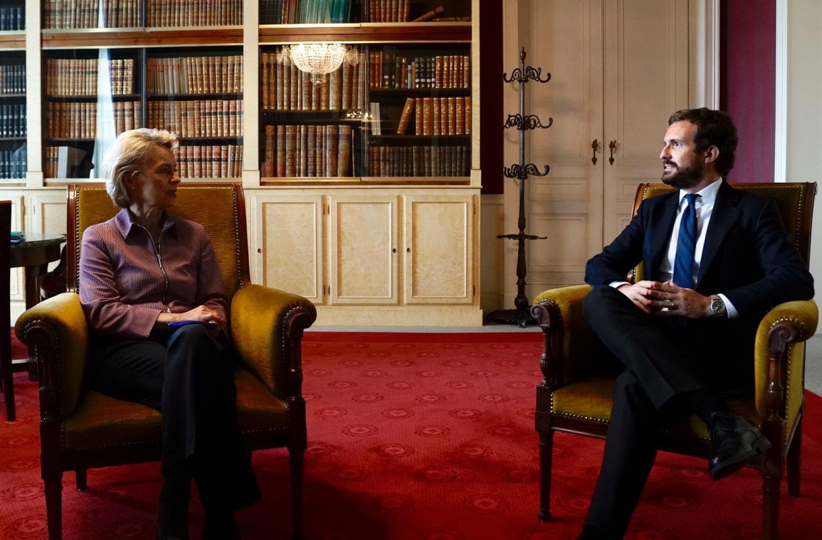 El president de PP, Pablo Casado, al costat de la presidenta de la Comissió Europea, Ursula von der Leyen. A Brussel·les 15 d'octubre de 2020.