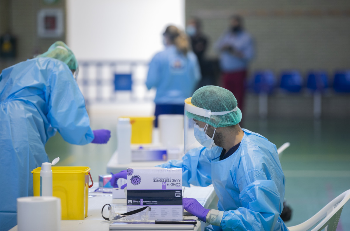 Sanitaris en un el cribratge massiu de la detecció de l'covid 19