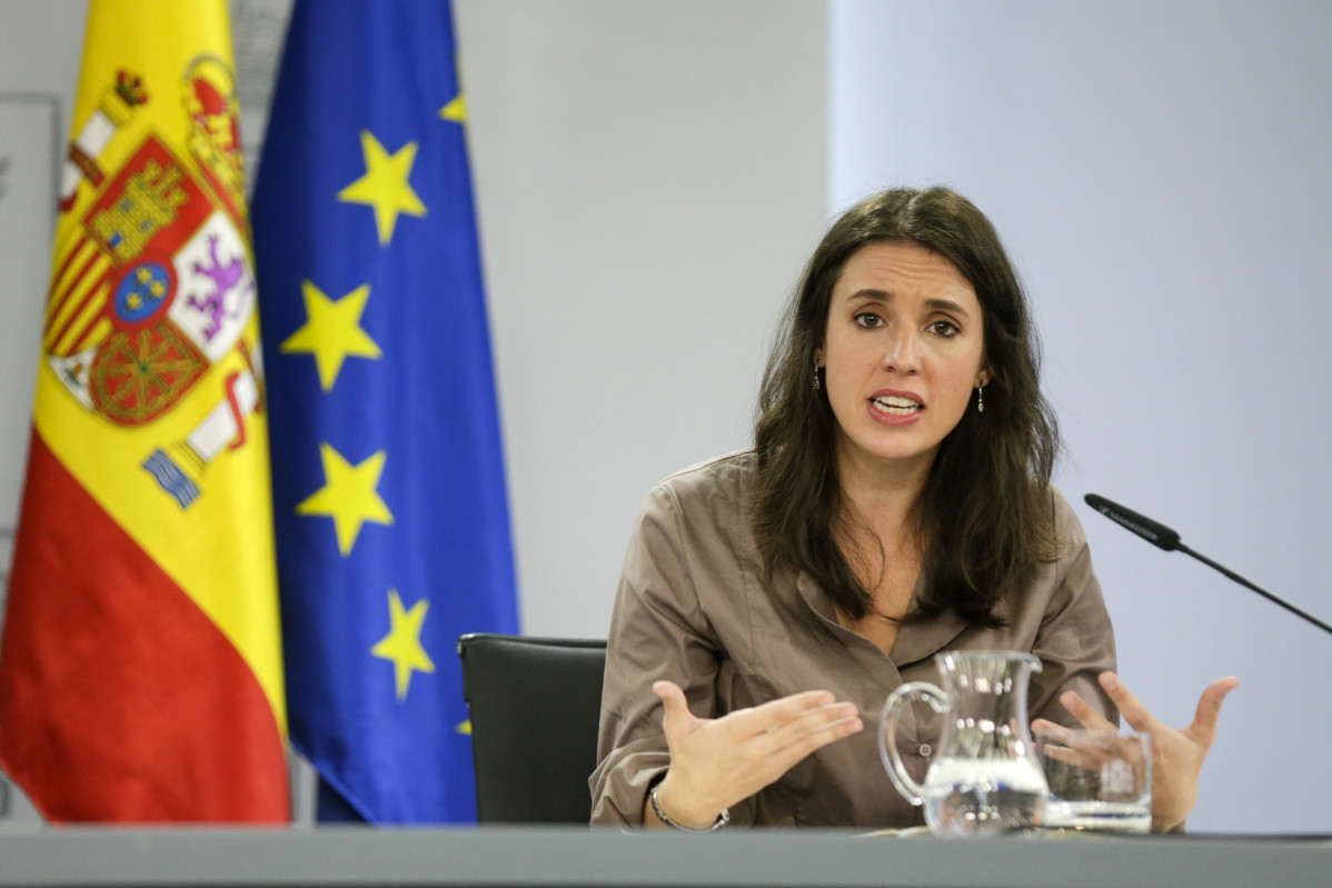 La ministra d'Igualtat, Irene Montero, compareix en roda de premsa després del Consell de Ministres celebrat a Moncloa, Madrid (Espanya), a 13 d'octubre de 2020.