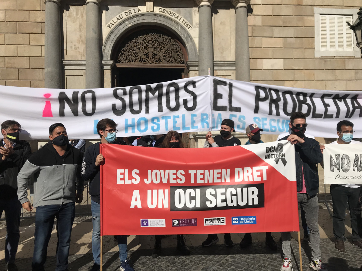 Unes 300 persones protesten a la plaça Sant Jaume de Barcelona pel tancament de l'oci nocturn i la restauració per part de Govern per contenir el coronavirus, el 16 d'octubre de 2020.