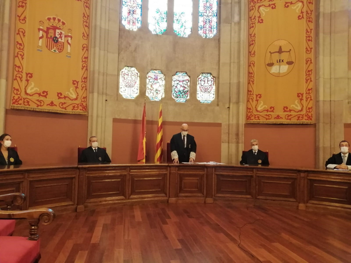 El president de la Sala Contenciosa de l'TSJC, Javier Aguayo, presideix l'acte de jura dels 56 nous jutges destinats a Catalunya, per primera vegada celebrat de forma virtual. A Barcelona, el 8 d'octubre de 2020.