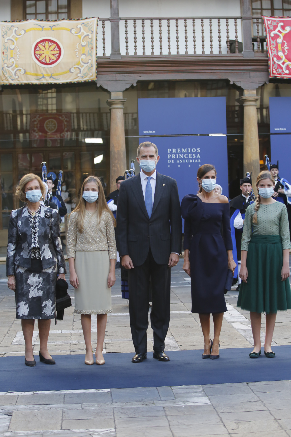 (I-D) Donya Sofia; la Princesa Leonor; els Reis Felip i Letizia; i la Infanta Sofia, posen en una fotografia a la seva arribada a l'acte de lliurament dels Premis Princesa d'Astúries 2020, a l'Hotel de la Reconquesta, Oviedo, Astúries (Espanya), a 16 de