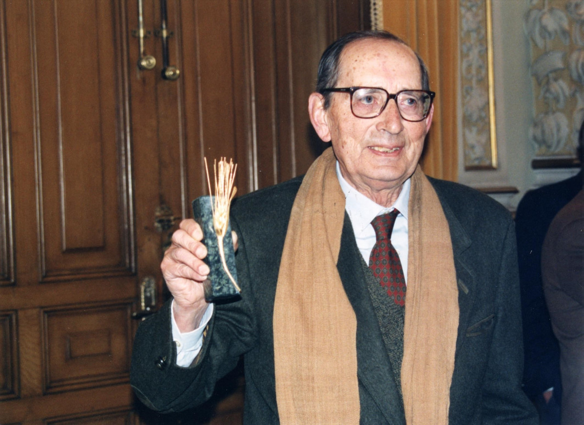 Miguel Delibes posa amb la seva Espiga d'Or de Seminci.