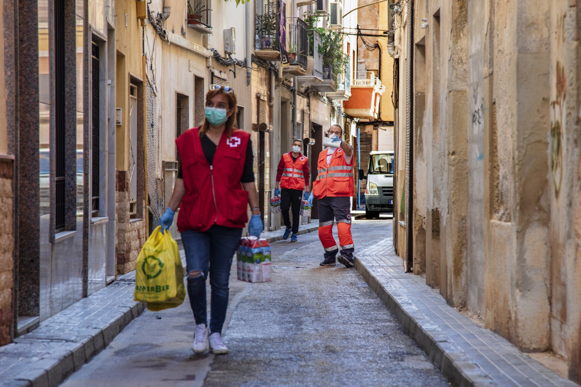 Repartiment d'aliments de Creu Roja Espanyola