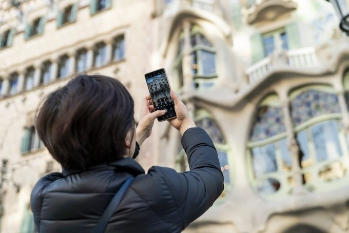 EuropaPress 3189859 turista realitza fotografia telèfon mòbil casa batllo barcelona