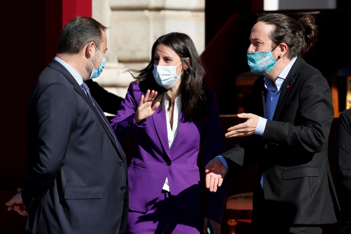 El vicepresident de Govern, Pablo Iglesias (d) conversa amb la ministra d'Igualtat, Irene Montero (c) i el ministre de Transports, José Luis Ábalos (i) abans de l'inici de la desfilada terrestre del Dia de la Hispanitat.