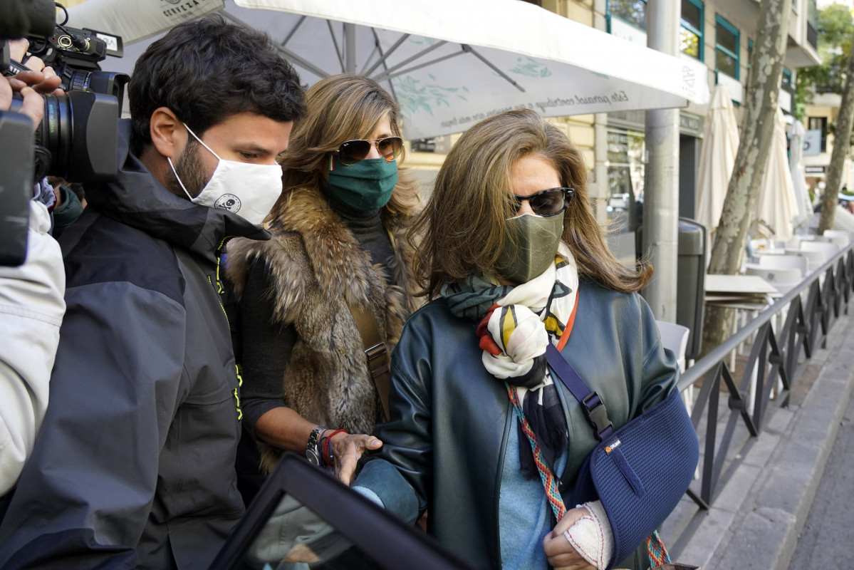 La dona de l'extresorer de l'PP Luis Bárcenas, Rosalía Iglesias, surt del seu domicili, acompanyada del seu fill Willy Bárcenas un dia després de conèixer que podria entrar a la presó per la trama Gürtel, a Madrid (Espanya), a 15 d'octubre de 2020 .