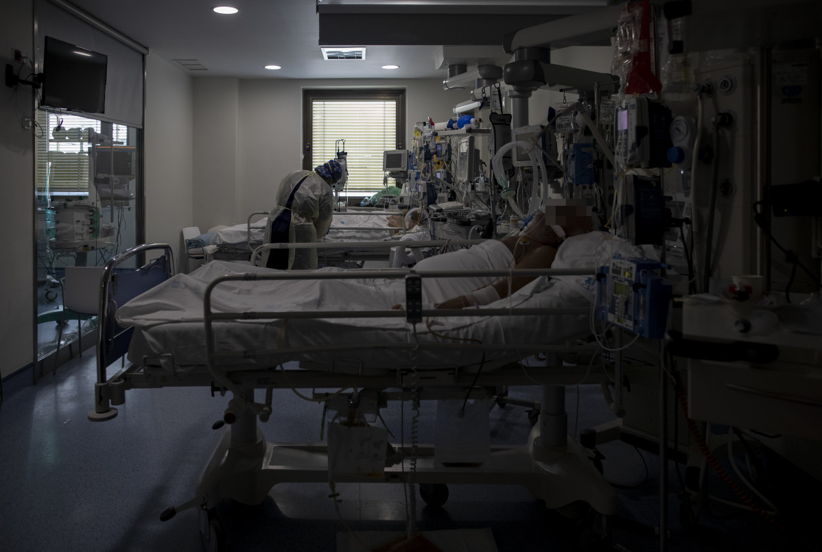 Una treballadora de la neteja durant la seva jornada laboral a la Unitat de Cures Intensives (UCI) (Arxiu)