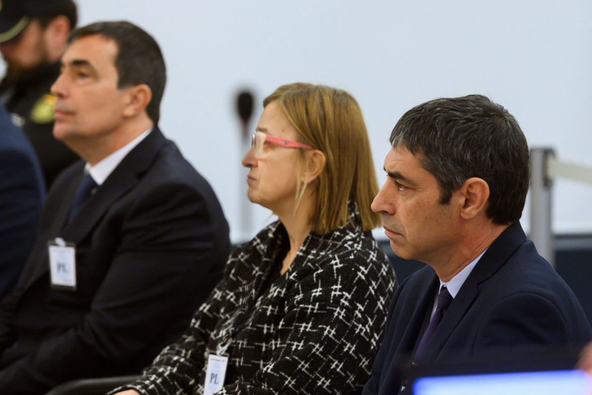 L'exdirector dels Mossos d'Esquadra Pere Soler (esq); la intendent Teresa Laplana (centre); i el major Josep Lluís Trapero (dech), durant la primera jornada de l'judici a l'Audiència Nacional