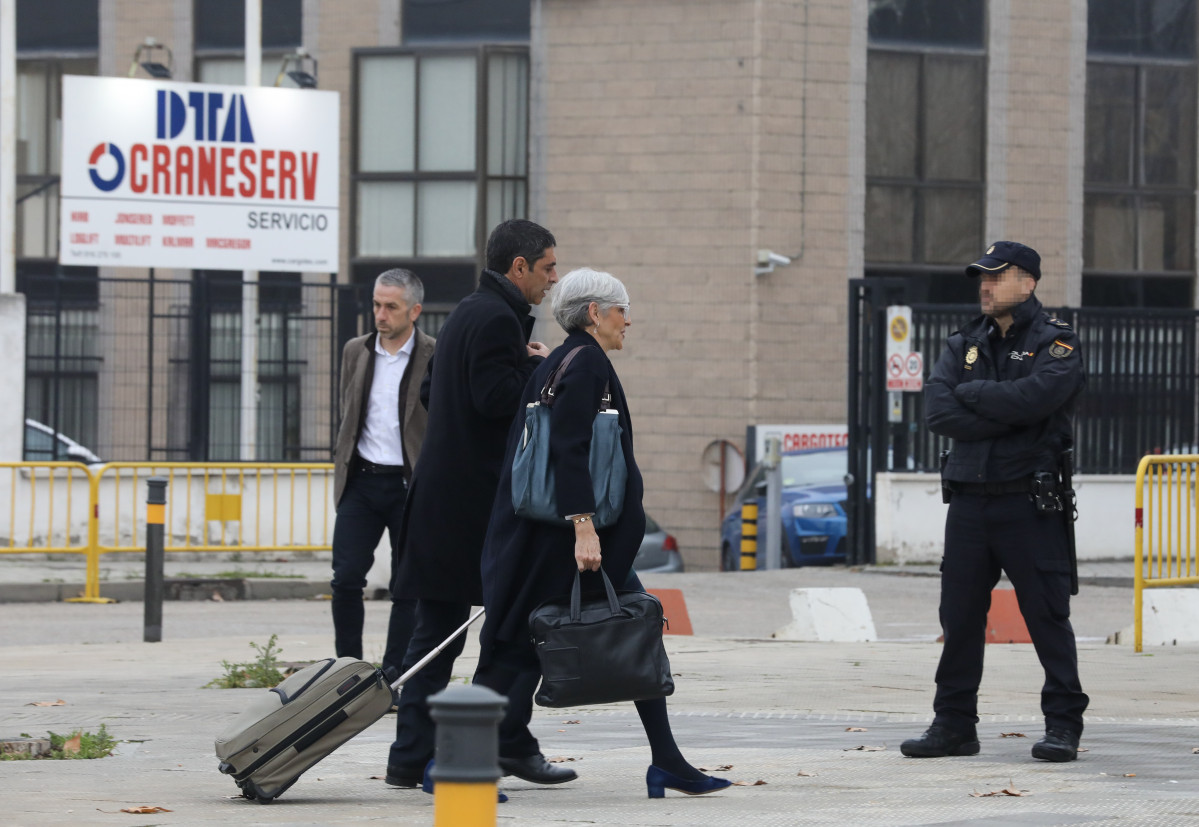 El més gran dels Mossos d'Esquadra, Josep Lluís Trapero i la seva advocada, a l'arribar a l'Audiència Nacional, on continua el judici a la cúpula dels Mossos d'Esquadra per l'1-O, a San Fernando de Henares (Madrid ), a 3 de febrer i 2020.