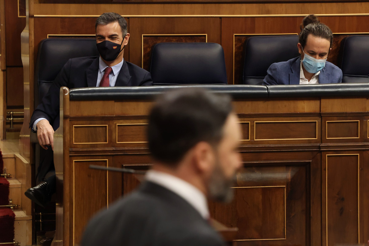 Pedro Sánchez i Pablo Iglesias durant la intervenció de Santiago Abascal en la moció de censura