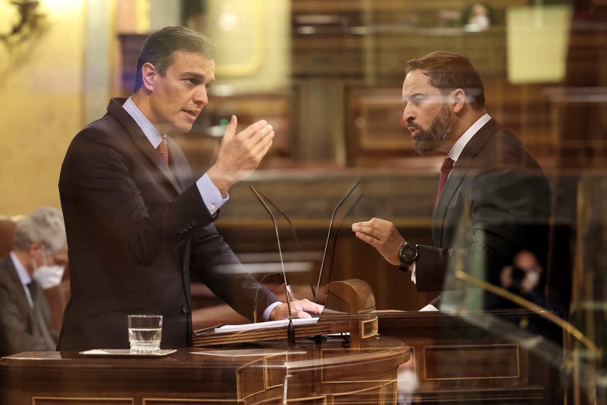 Doble exposició de el president de Govern, Pedro Sánchez, i el líder de VOX, Santiago Abascal, durant el debat la moció de censura plantejada per Vox, al Congrés dels Diputats, Madrid (Espanya), a 21 d'octubre de 2020.