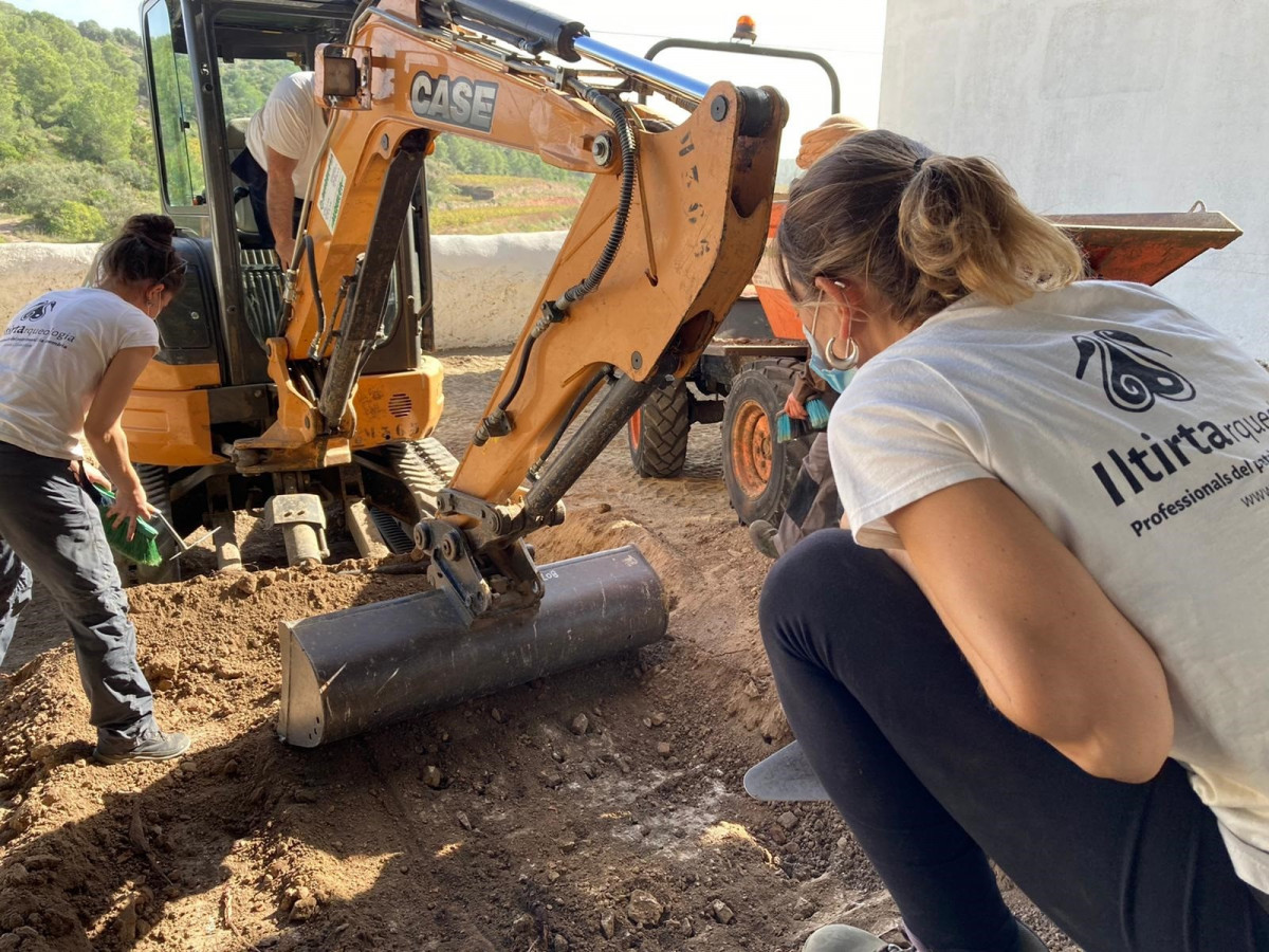 La consellera de Justícia de la Generalitat, Ester Capella, ha visitat l'inici dels treballs per obrir una fossa comuna de la Guerra Civil. En Salomó (Tarragona), el 21 d'octubre de 2020.