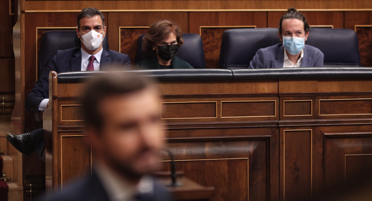(I-D) El president de Govern, Pedro Sánchez; la vicepresidenta primera, Carmen Calvo; i el vicepresident segon, Pablo Iglesias, durant la intervenció de el president de PP, Pablo Casado, en la moció de censura de Vox