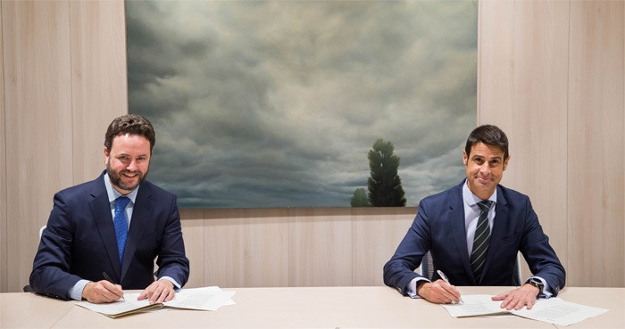 Iker Beraza (Sareb) i Daniel Caballero (CaixaBank), durant la signatura d'l'acord.