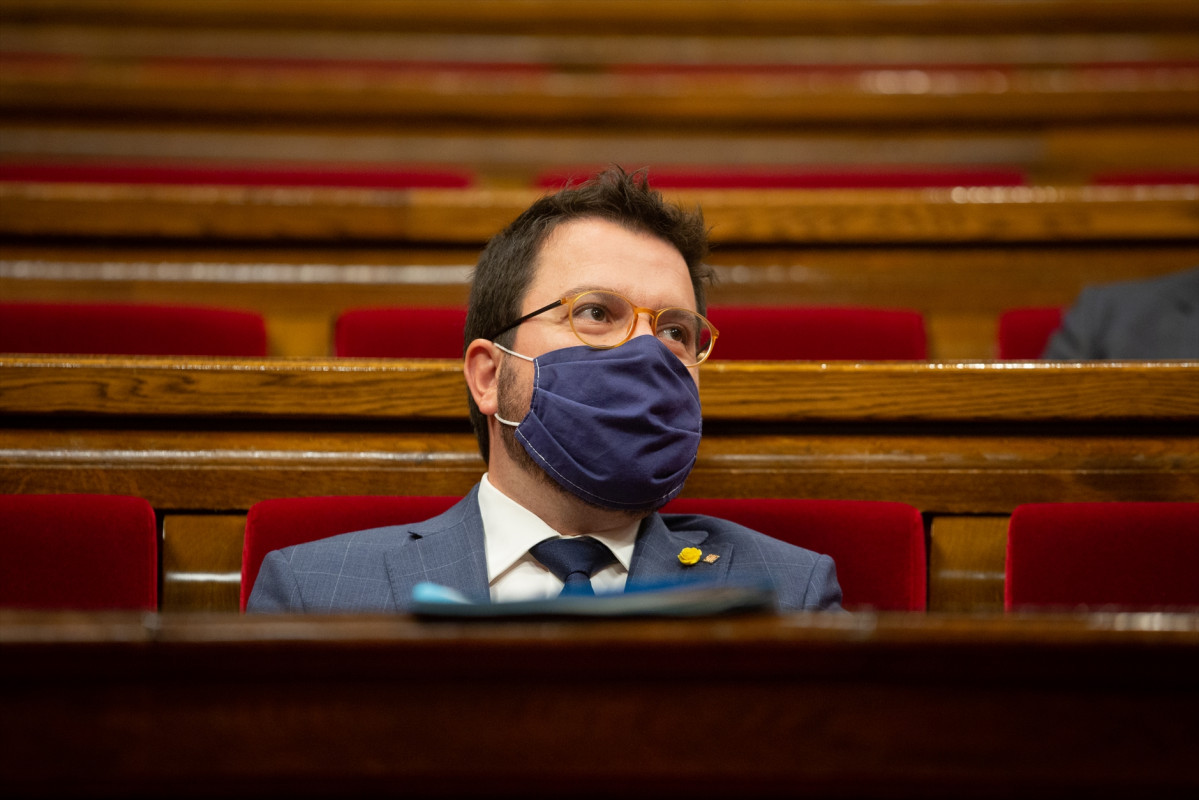 El president en funcions de la Generalitat, Pere Aragonès, durant un ple celebrat al Parlament de Catalunya per tractar la crisi sanitària de l'coronavirus, a Barcelona, Catalunya, (Espanya
