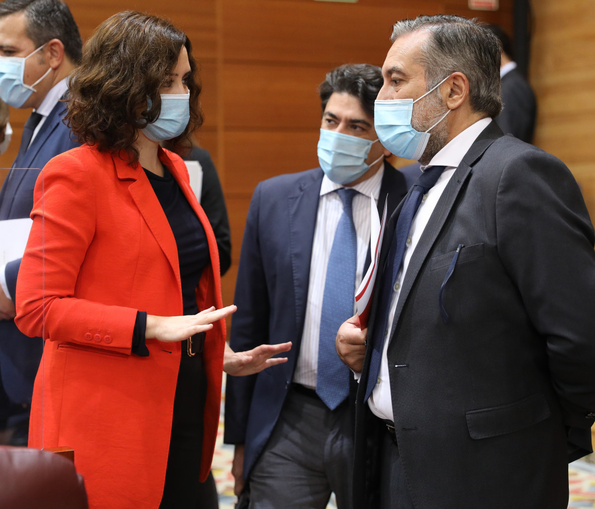 La presidenta de la Comunitat de Madrid, Isabel Díaz Ayuso, amb Enrique López i David Pérez