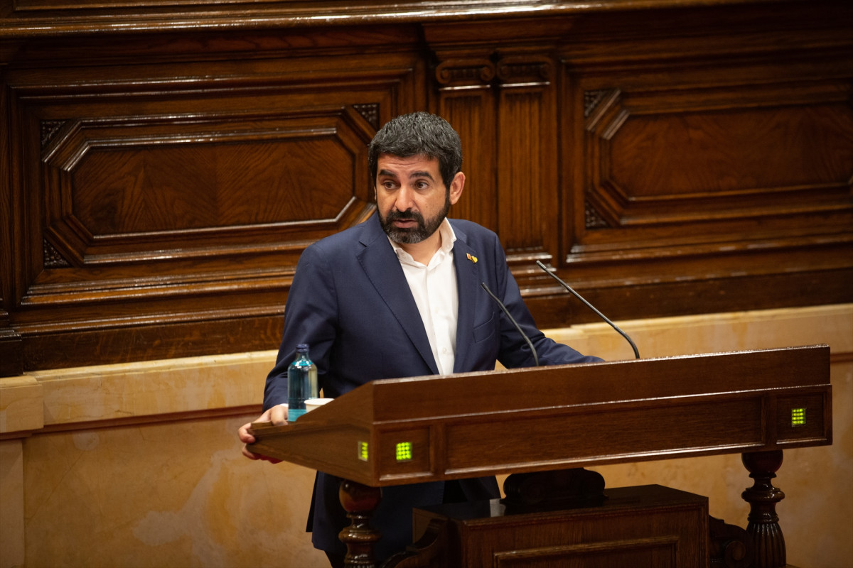 El conseller de Treball, Afers Socials i Famílies de la Generalitat, Chakir El Homrani, al Parlament, en una imatge d'arxiu