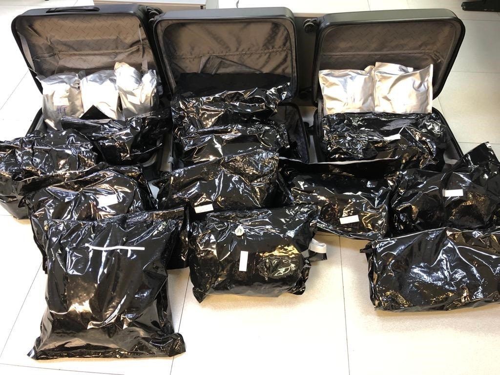 Els Mossos d'Esquadra han detingut a Barcelona dos homes que presumptament duien al cotxe maletes i paquets amb 16 quilos de marihuana i 7 grams de cocaïna.