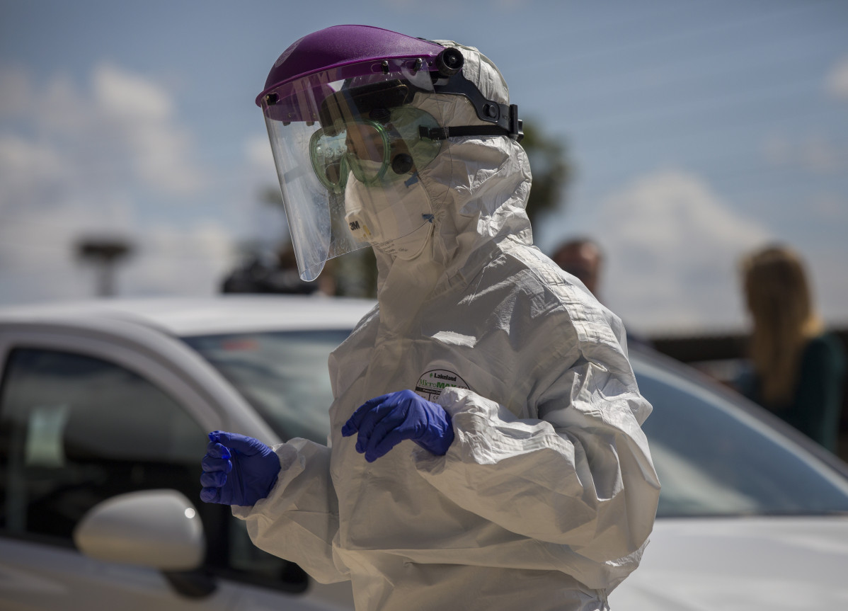 Un sanitari després de realitzar recollides de mostres des del cotxe per detectar casos d'coronavirus, (Covid-19).