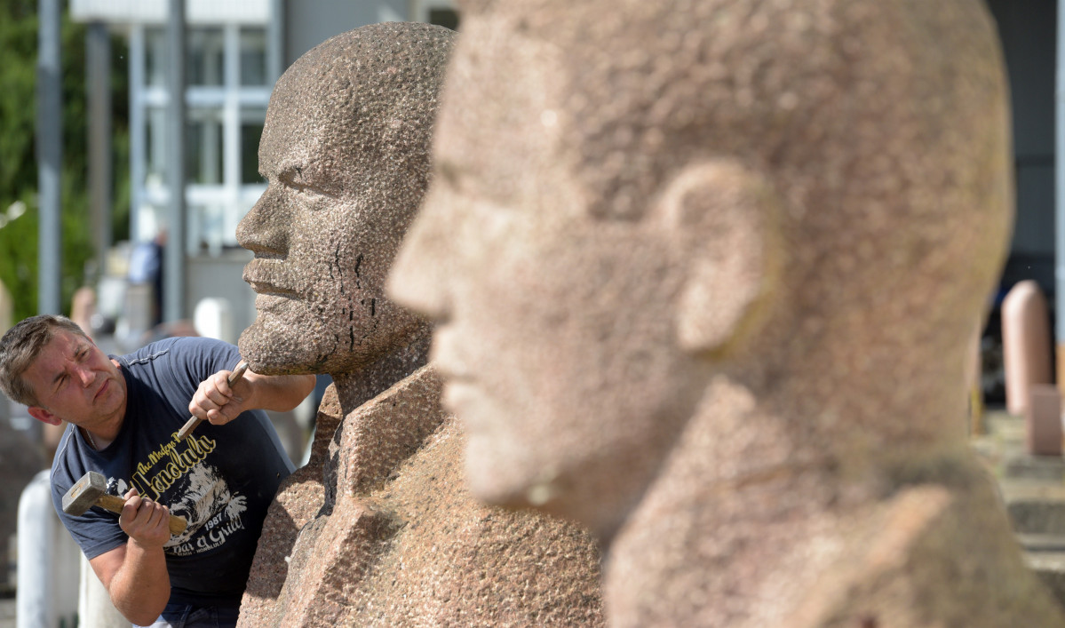 Subhasta d'estàtues de Lenin i Stalin (arxiu)