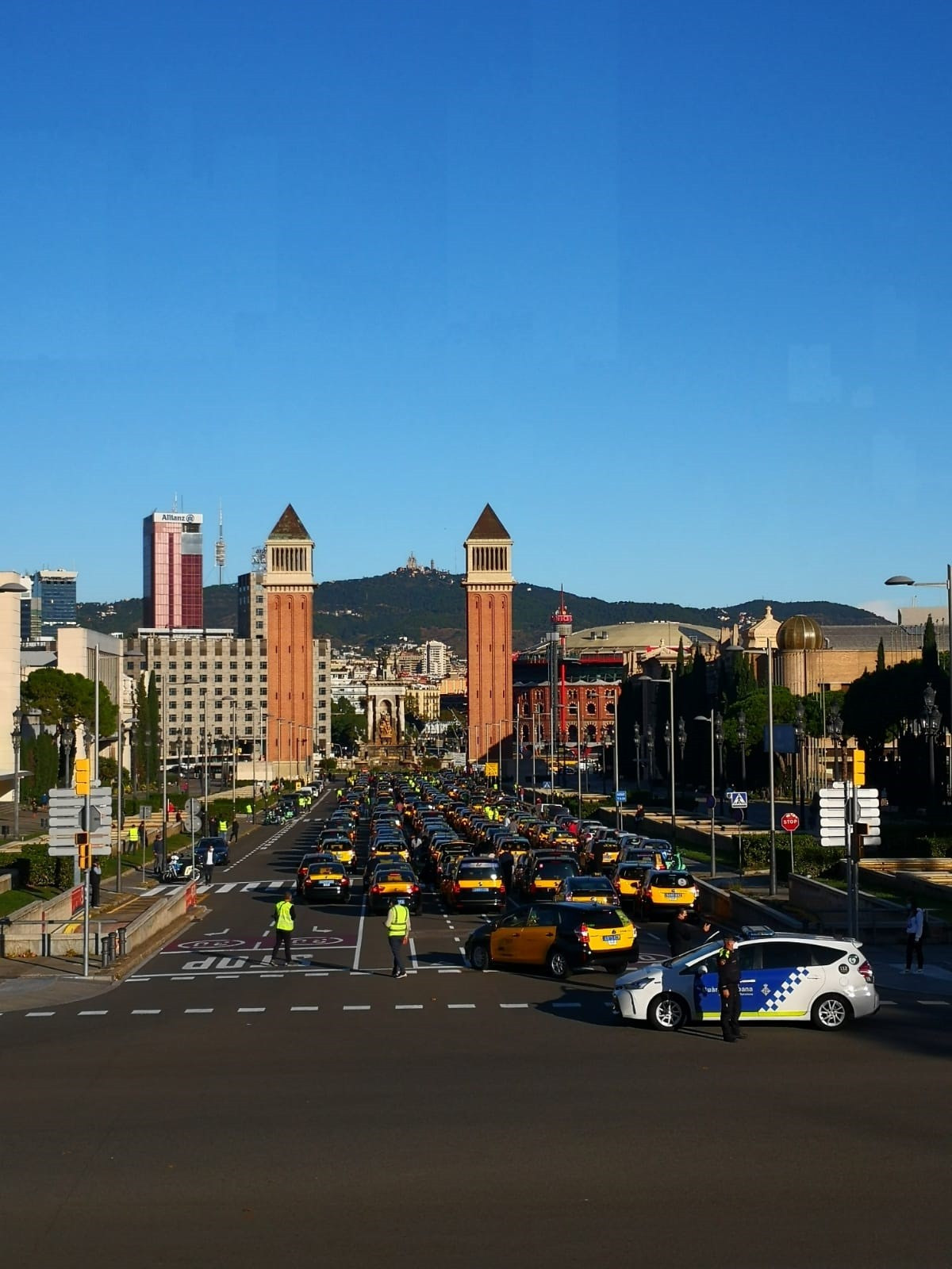 Centenars de taxis aquest dilluns a l'avinguda Reina Maria Cristina de Barcelona