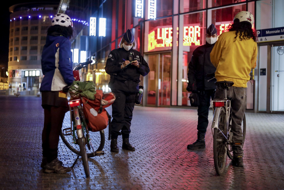 Un grup d'agents de la Policia de Bèlgica imposa dues sancions per violar el toc de queda nocturn després que hagi estat decretat a partir d'aquest dilluns des de les 00:00 fins a les 5:00 hores.