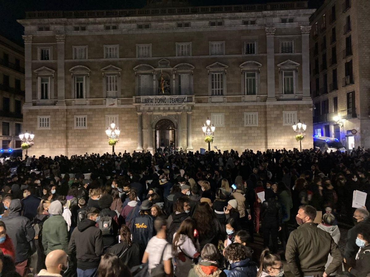 Unes 800 persones, segons la Guàrdia Urbana, s'han concentrat aquest dilluns a la nit a la plaça Sant Jaume de Barcelona.