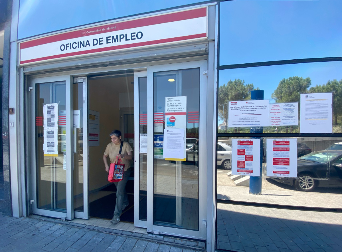 Una dona surt per la porta d'una oficina de l'SEPE