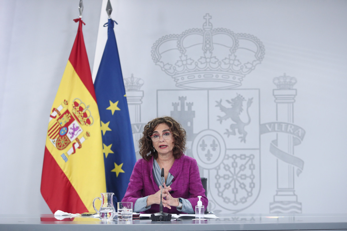 La ministra portaveu i d'Hisenda, María Jesús Montero, compareix en roda de premsa posterior a Consell de Ministres celebrat a la Moncloa, a 27 d'octubre de 2020. Durant la roda, la ministra detalla les claus dels Pressupostos Generals de l'Estigueu