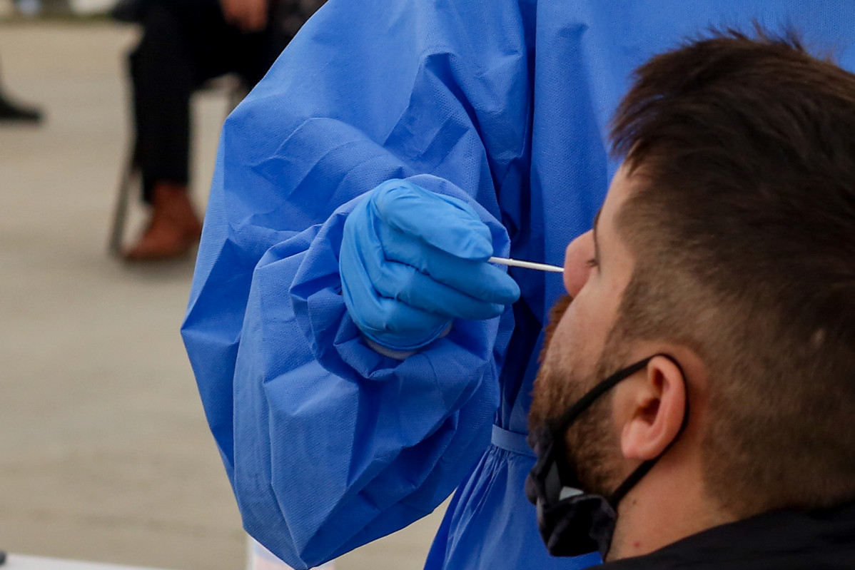 Una sanitària realitza un test d'antígens per a la detecció de l'COVID-19.