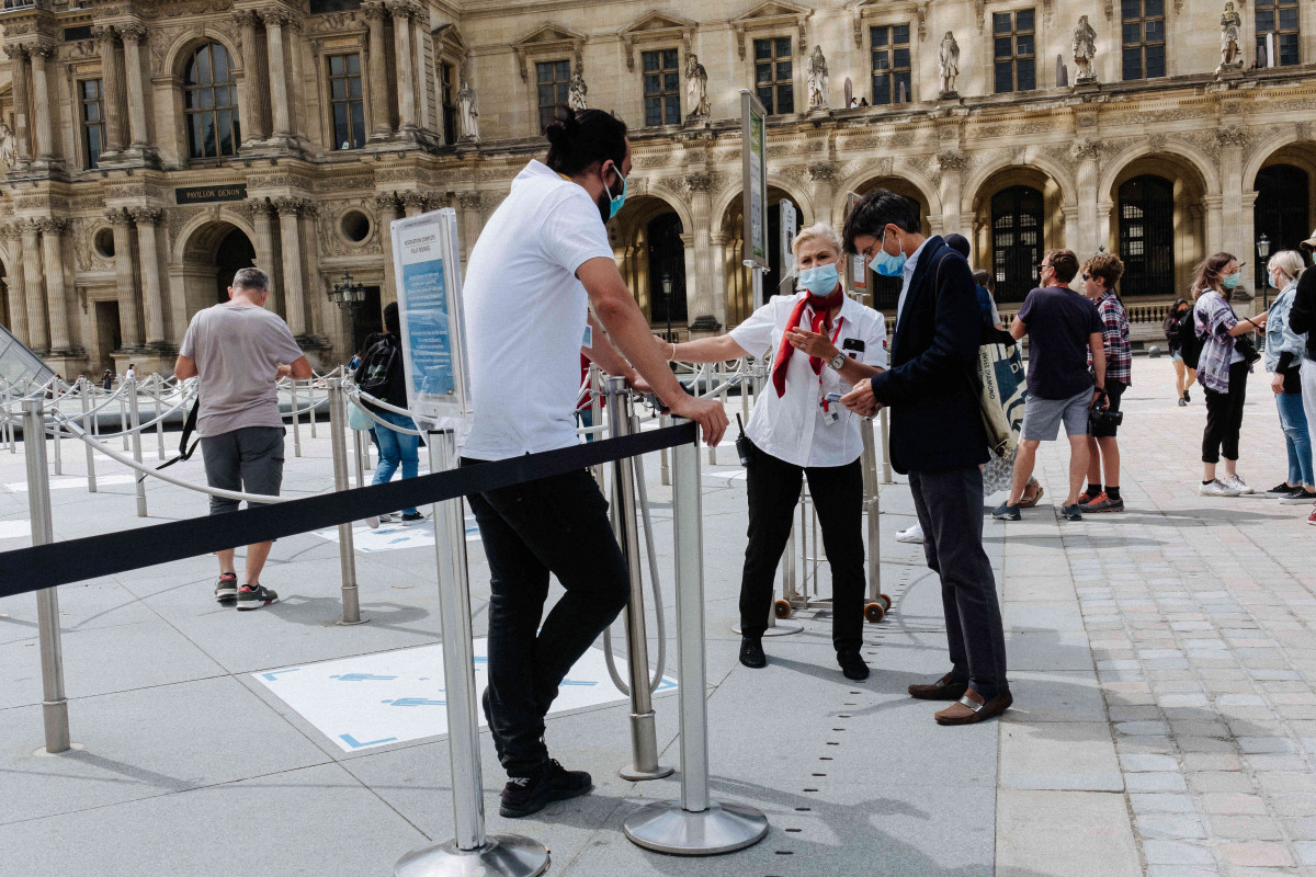 Un grup de persones visita el Louvre durant la pandèmia de coronavirus a França