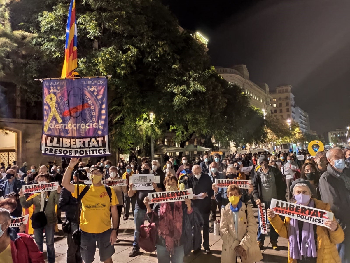 Concentració a la plaça de la Catedral de Barcelona contra l'operació policial de la Guàrdia Civil per un presumpte desviament de fons públics a l'procés independentista.