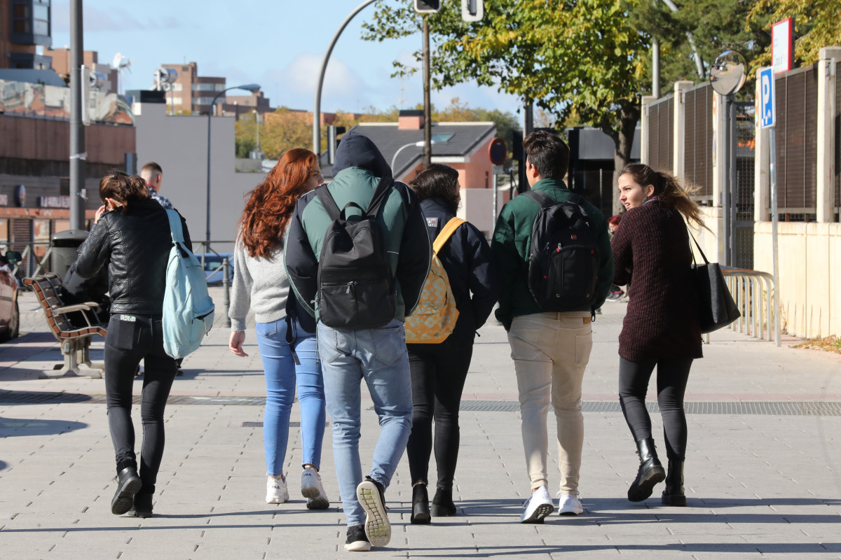Imatge de recurs d'un grup de joves abrigats a Madrid.