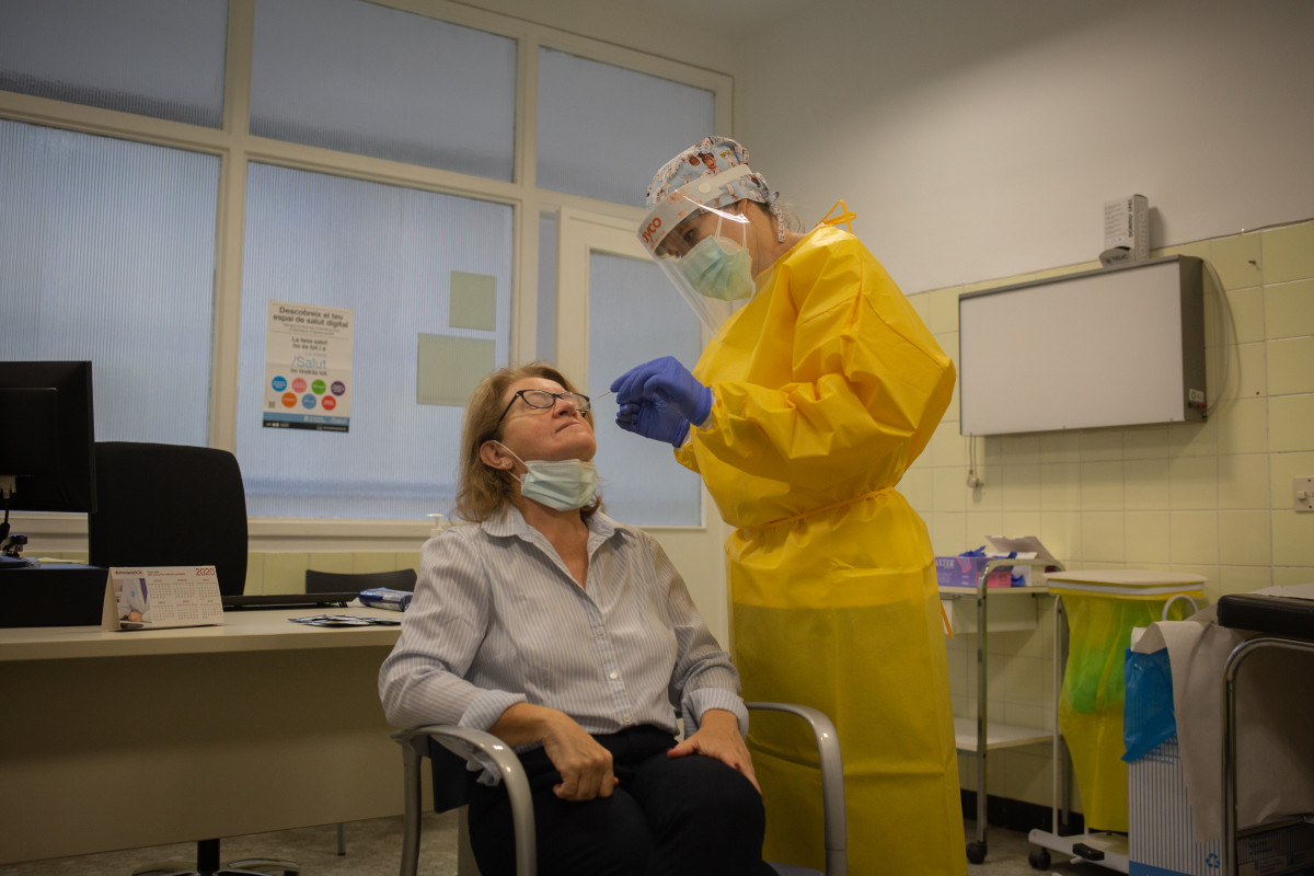 Una sanitària realitza un test ràpid d'antígens de detecció de coronavirus a una doctora de el Centre d'Atenció Primària CAP Manso (Arxiu)