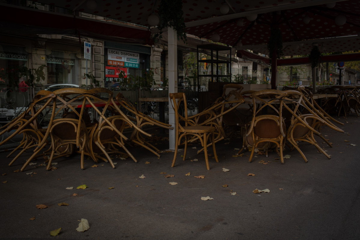 Cadires recollides d'1 terrassa d'un bar tancat durante el quart dia de l'entrada en vigor de les noves Restriccions a Catalunya, a Barcelona, Catalunya (Espanya) a 20 d'octubre de 2020. Arxiu.