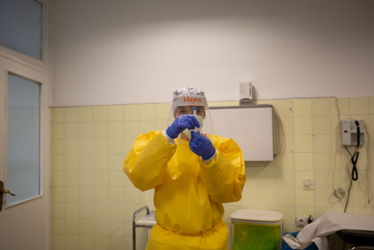 Una sanitària sosté un dels test ràpids d'antígens de detecció de coronavirus que durant la jornada d'avui s'ha utilitzat en el Centre d'Atenció Primària CAP Manso, a Barcelona, Catalunya (Espanya), a 21 d'octubre de 2020