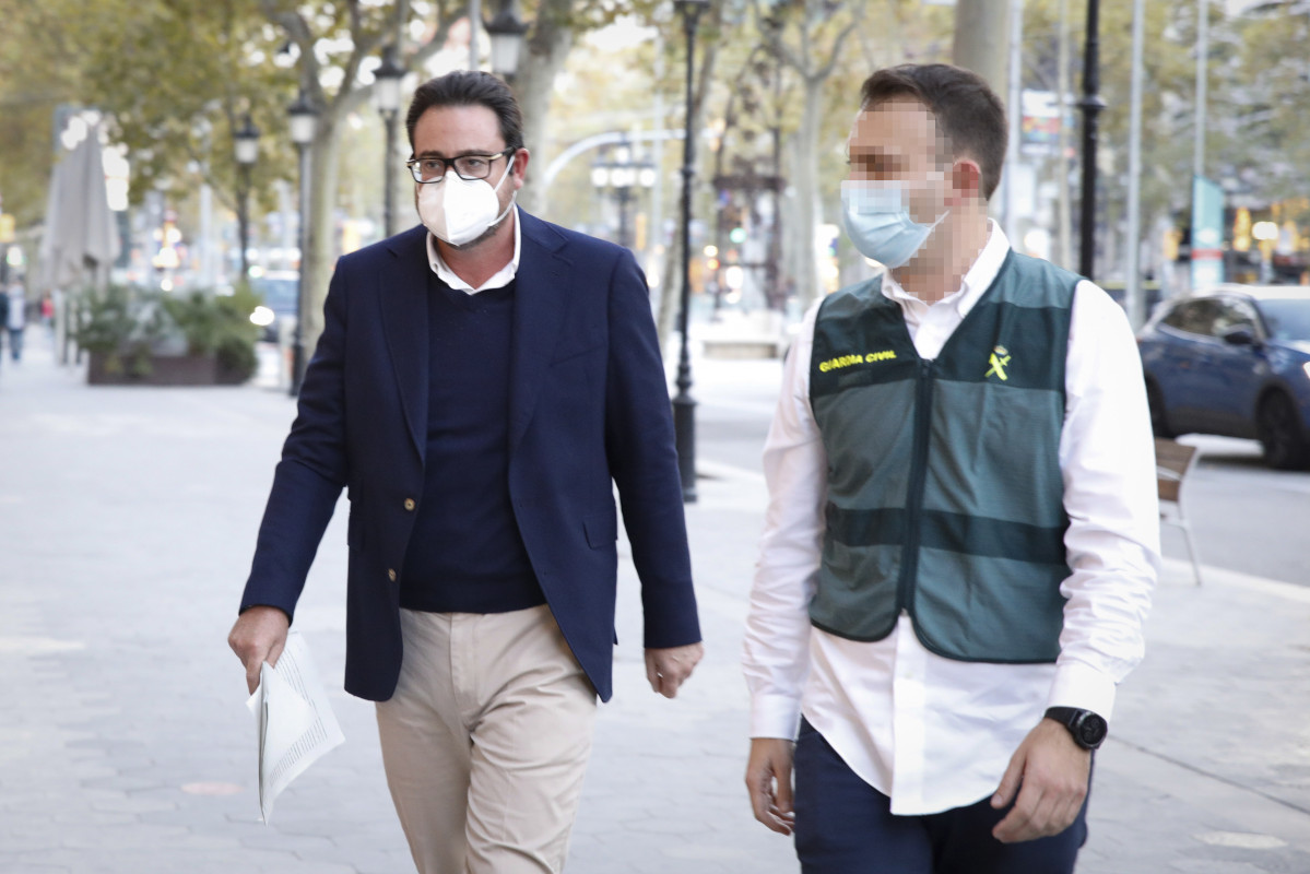 L'empresari David Madí arriba al seu despatx el dimecres per ser registrat costat d'un guàrdia civil