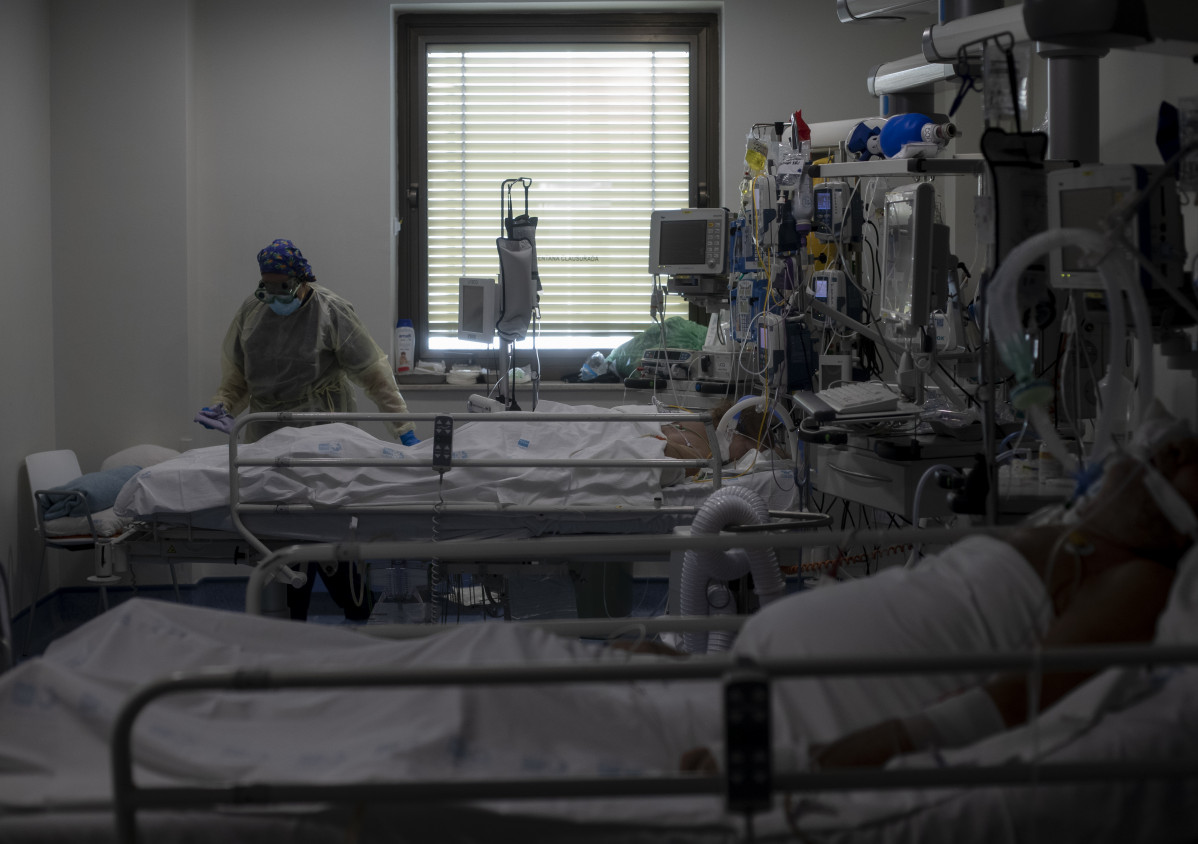 Una treballadora durant la seva jornada laboral a la Unitat de Cures Intensives (UCI)