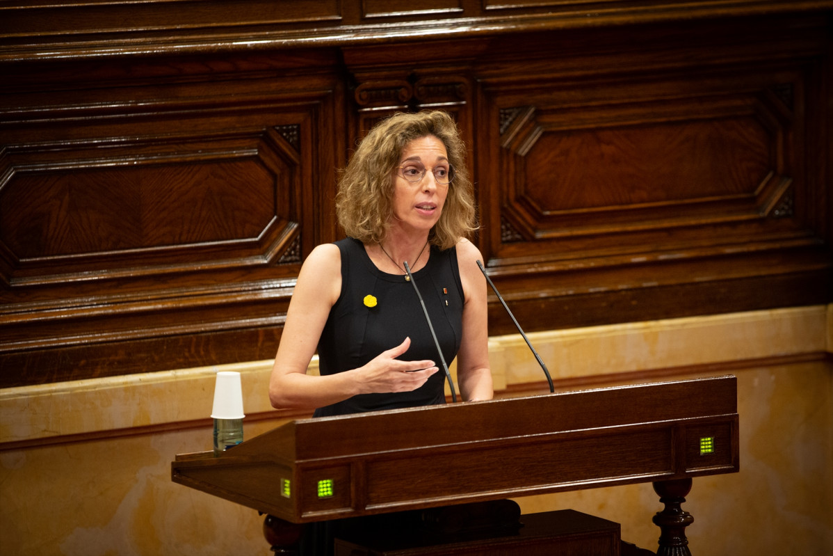 La Consellera d'Empresa i Coneixement de la Generalitat, Àngels Chacón, en una Sessió plenària a Parlament. Barcelona, Catalunya (Espanya), 1 de juliol de l'any 2020.