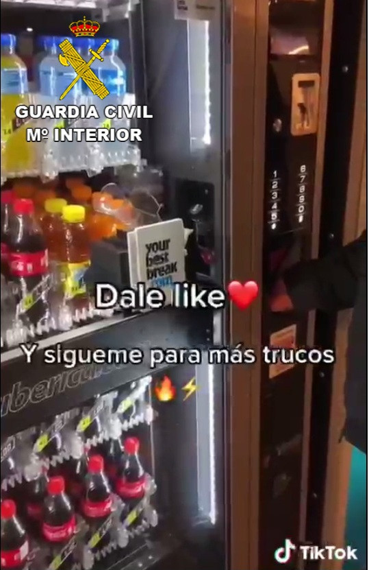 Investigat Un Treballador De l'Aeroport De Barcelona Que Va difondre Un Vídeo En Tiktok furtant Articles En les màquines de vending A la Vegada Que Explicava Com Fer-ho Pas A Pas.