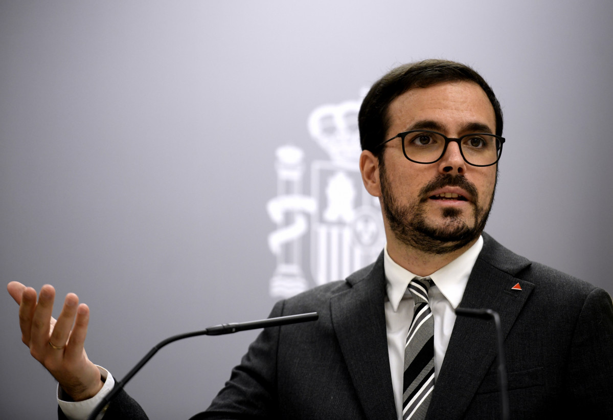 El ministre de Consum i coordinador federal d'IU, Alberto Garzón, ofereix una roda de premsa.