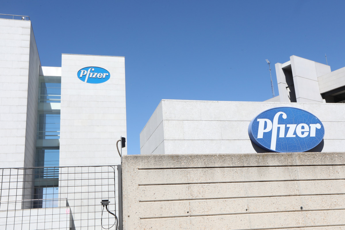 Logotip de Pfizer a l'edifici dels laboratoris de la marca a Madrid (Espanya), a 2020.