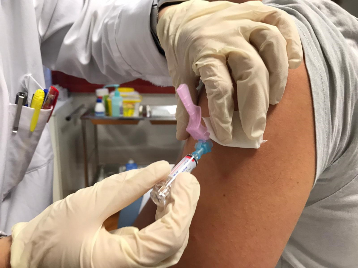 Vacunació de la grip a Santiago de Compostel·la. Subministrament de vacuna en una infermeria. Vacunes, infermeria, coronavirus, covid-19