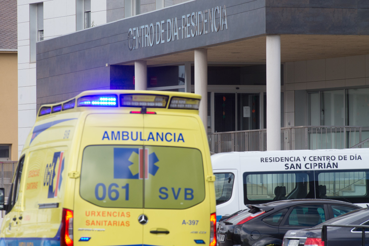 Una ambulància va a la residència d'avis de Sant Cibrao on s'ha originat un brot de Covid-19, a Sant Cibrao.