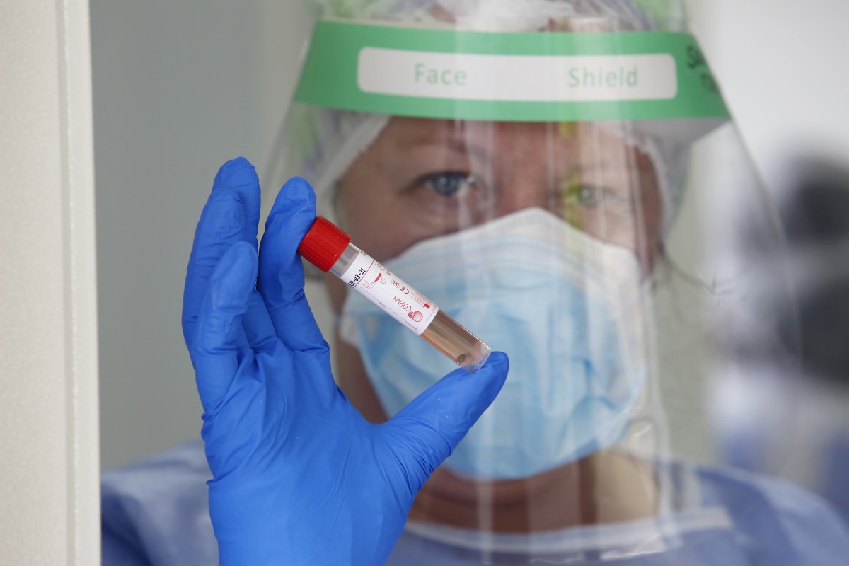 La infermera Sara Fernández Rodríguez realitza test PCR per a la detecció de l'COVID-19 al